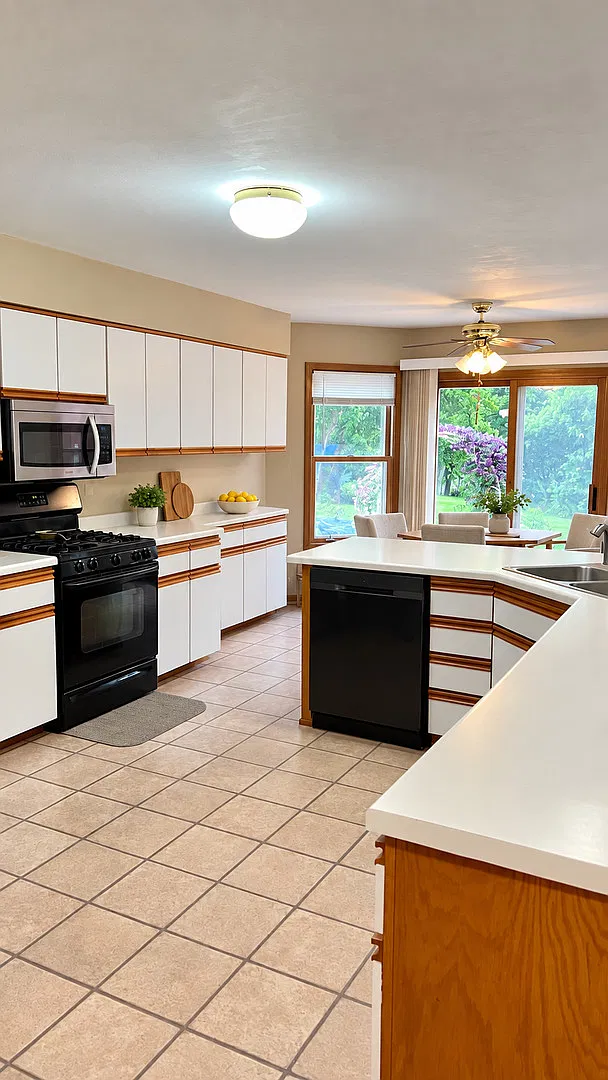 4 bed, 2.5 bath, $4,200 — Photo 4