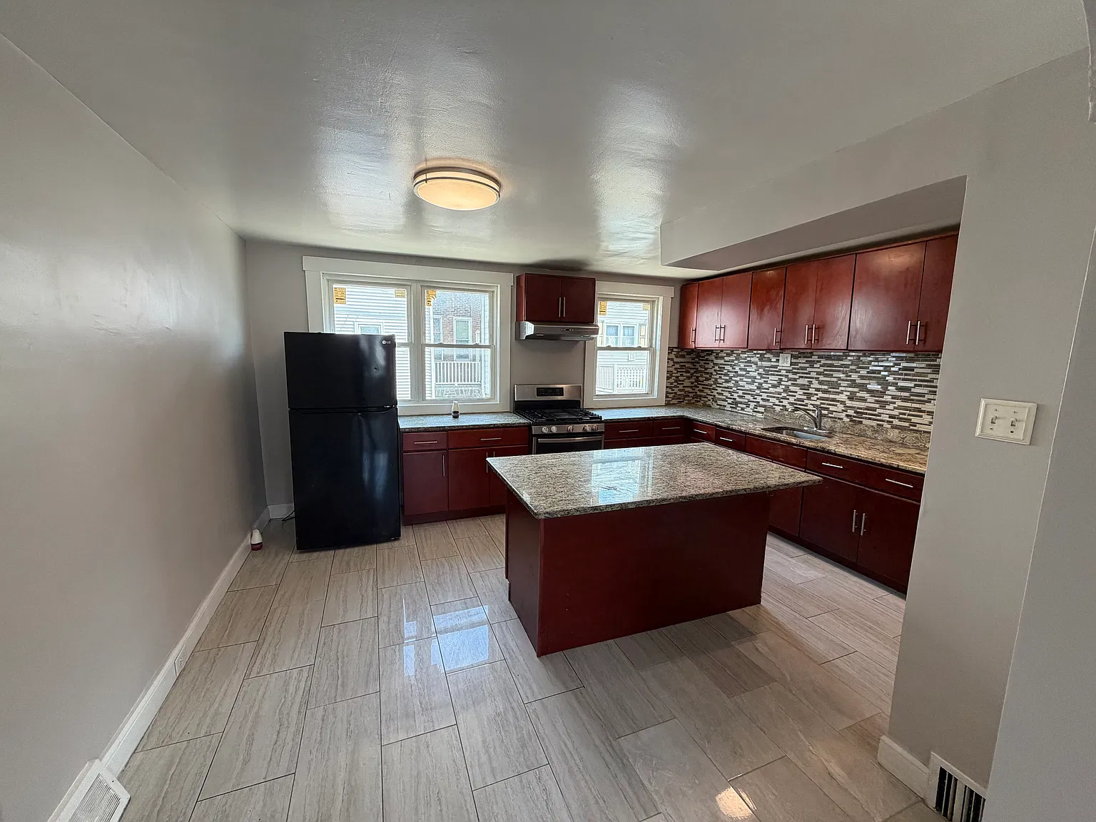 4 bed, 1024 sqft, $2,000 — Photo 4