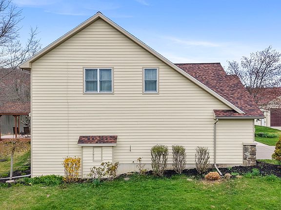 4th image of 10 Lakeside Pl