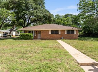 400 E 6th St, Cameron, TX 76520