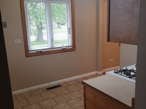 4th image of 1355 Mackinaw Ave