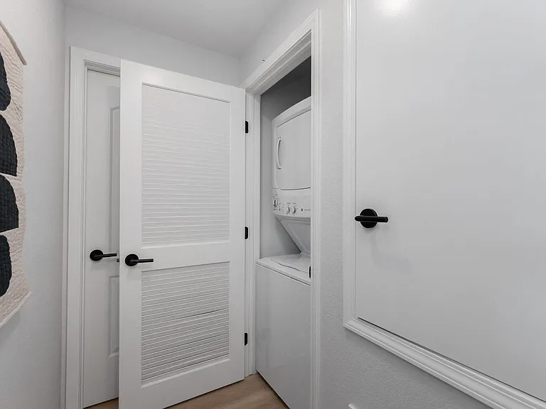 Elara — Photo 71
