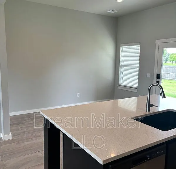 916 Flowers Dr — Photo 4