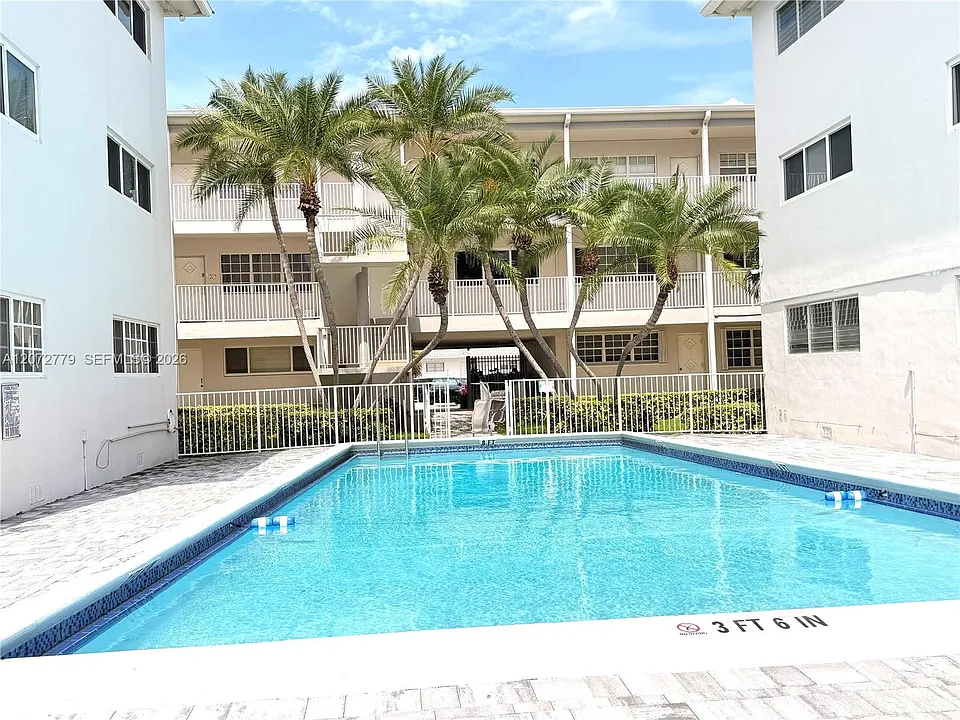 462 Golden Isles Dr #305