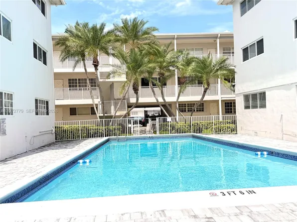 462 Golden Isles Dr APT 305, Hallandale, FL 33009