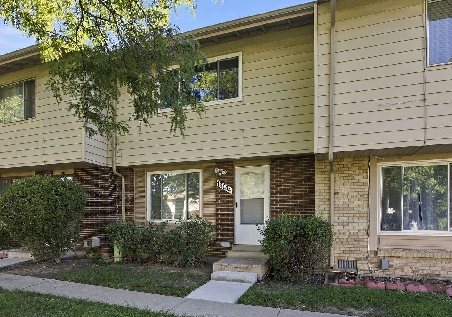 Fresh interior!! Beautiful townhome! 6 month lease only! — Photo 2