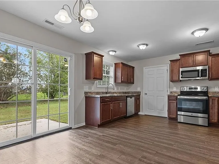 1595 Rossmore Dr — Photo 4