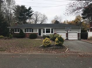 17 Dressler Rd, Greenlawn, NY 11740