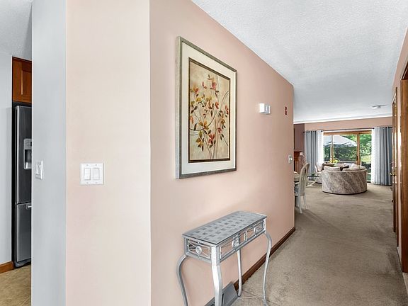 5th image of 22 Hawthorne Vlg APT D