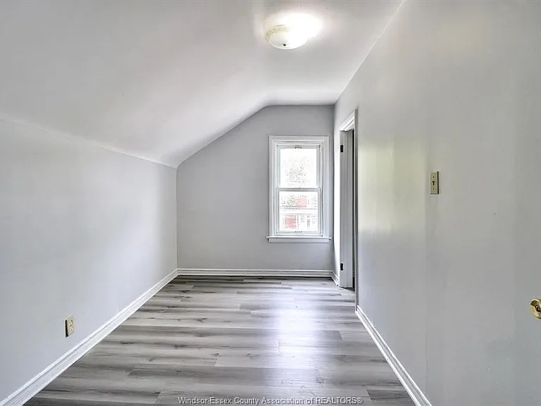 996 Albert Rd — Photo 15