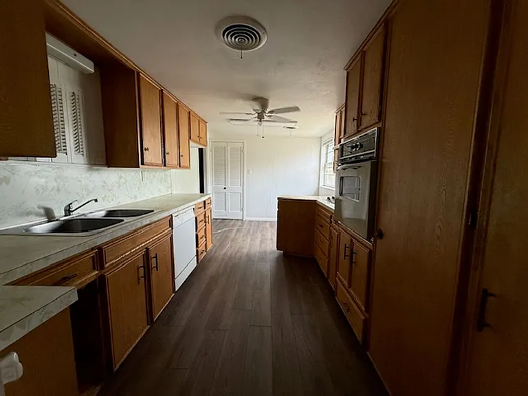 2510 Marshall St — Photo 6