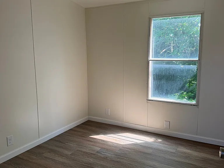2865 Winchester Ave — Photo 2