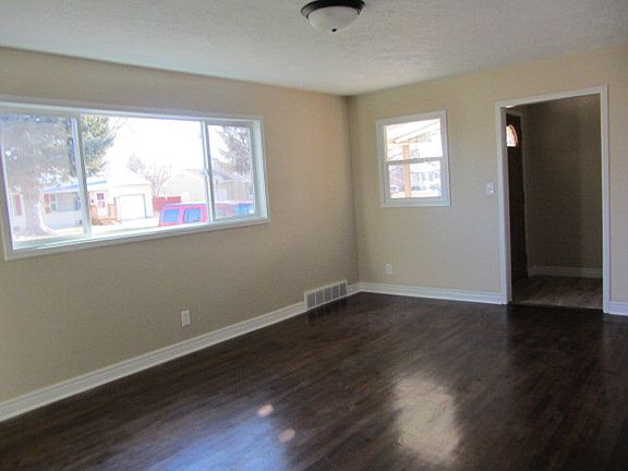 4th image of 370 Holbrook Dr