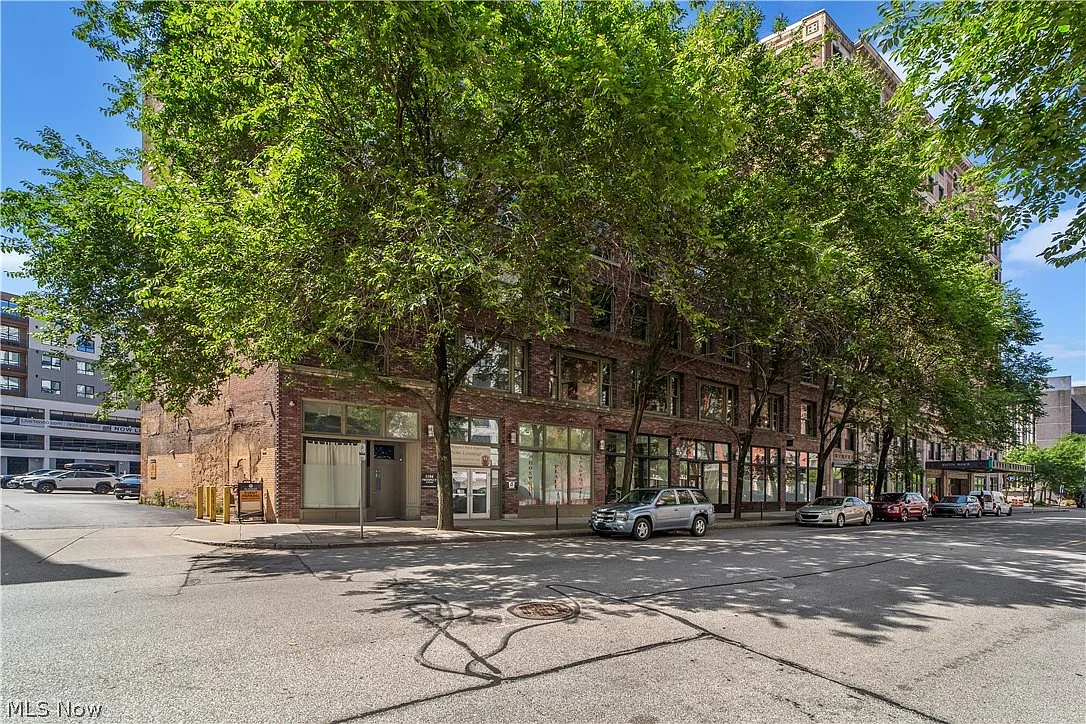 1 bed, 2.0 bath, 920 sqft, $1,350 — Photo 1