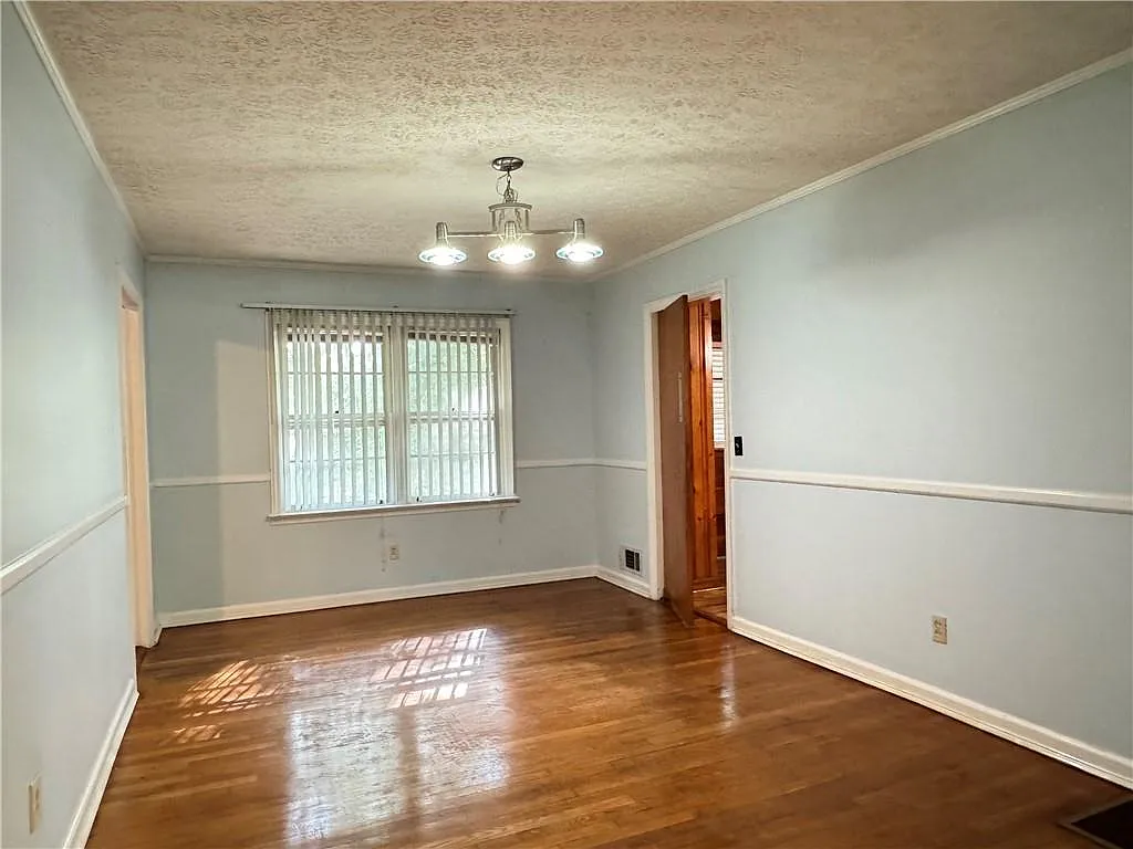 6 bed, 2.0 bath, 2712 sqft, $2,100 — Photo 4