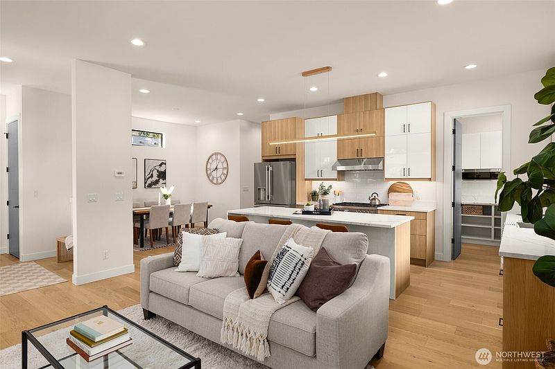 4th image of 2731 50th Avenue SW