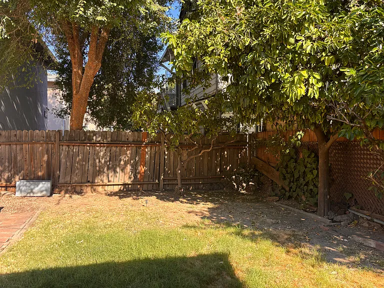1906 23rd St — Photo 17