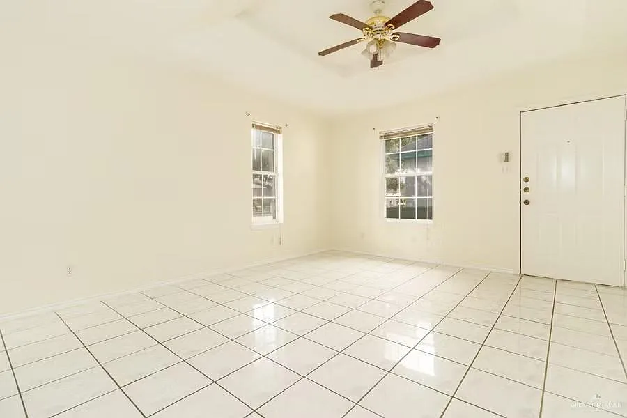 2 bed, 2.0 bath, 985 sqft, $899 — Photo 2