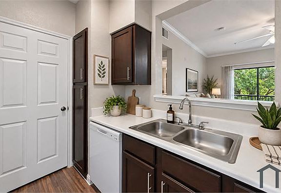 3rd image of 8100 Huebner Rd APT 414