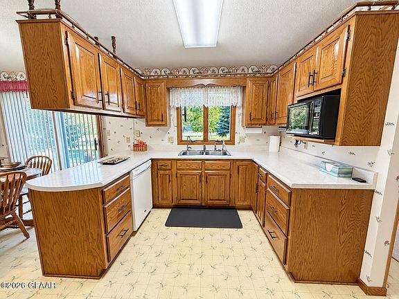 5th image of 140 Riverside Dr