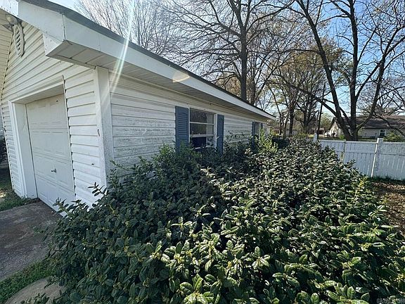 3rd image of 1808 S Leslie St