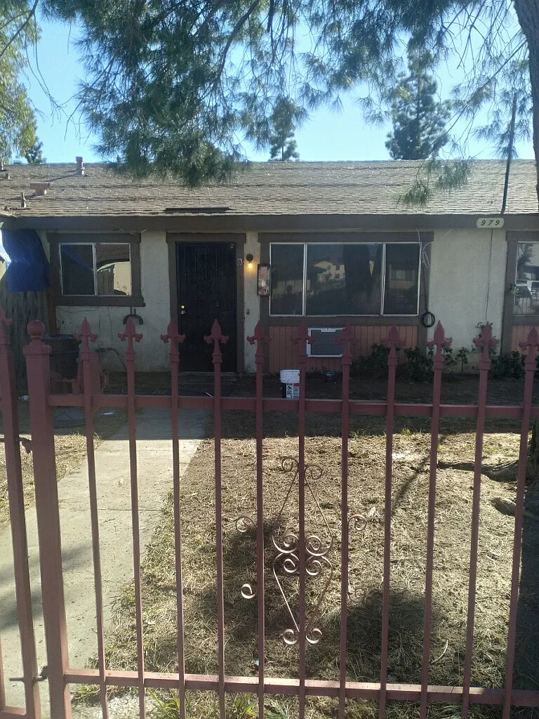 979 W Lorraine Pl — Photo 1