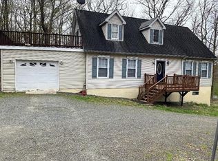 98 Surrey Ln, Lords Valley, PA 18428
