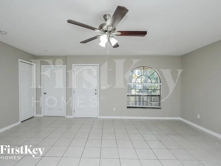 906 Hart St — Photo 3