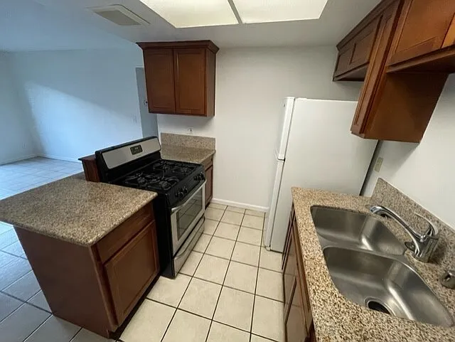 2 bed, 1.0 bath, 917 sqft, $1,750 — Photo 2