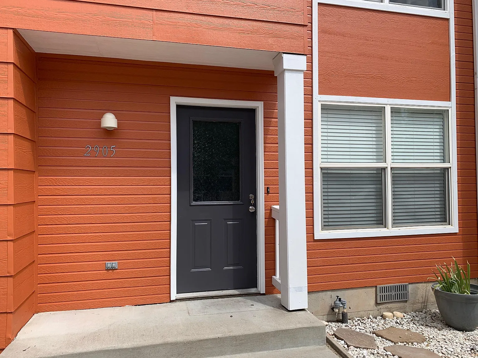 3 bed, 2.5 bath, 1059 sqft, $2,400 — Photo 2
