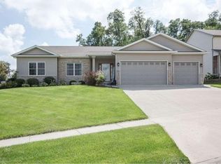 800 Wild West Dr, Le Claire, IA 52753