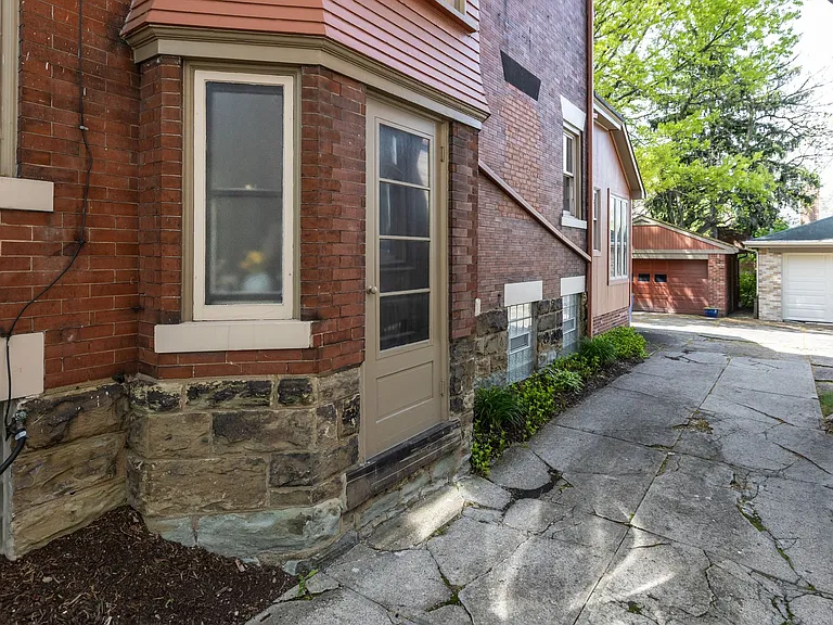 1524 Murray Ave — Photo 52