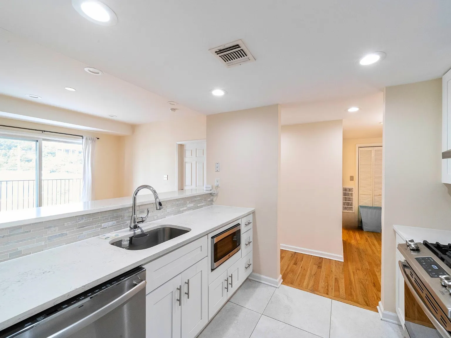 2 bed, 2.0 bath, 1128 sqft, $4,500 — Photo 2