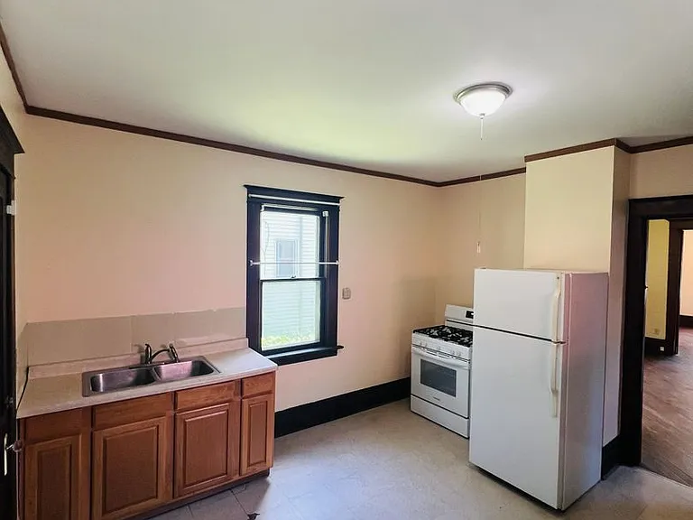 710 E Davenport St — Photo 4