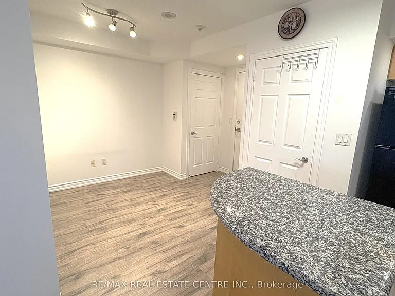 250 Wellington St W #1729 — Photo 3