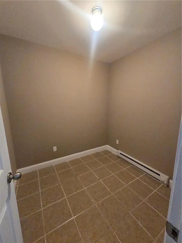 3 bed, 1.0 bath, 1100 sqft, $1,700 — Photo 2