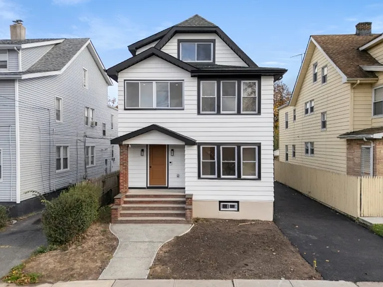 218 Ampere Pkwy — Photo 1