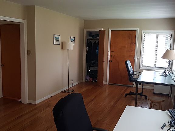 4th image of 955 Oak Ln