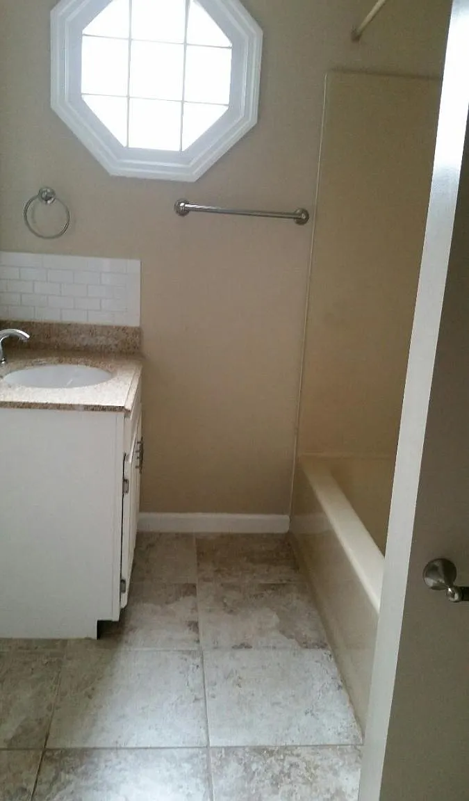 2 bed, 1300 sqft, $1,500 — Photo 3