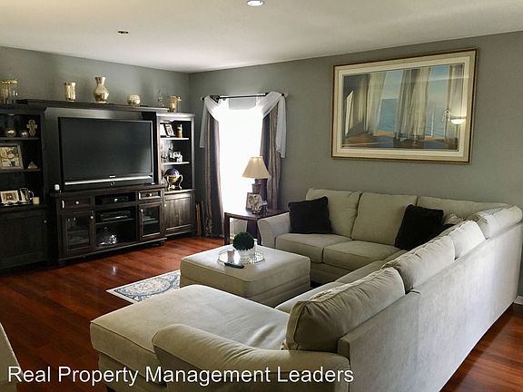 3rd image of 10866 Newbridge Dr