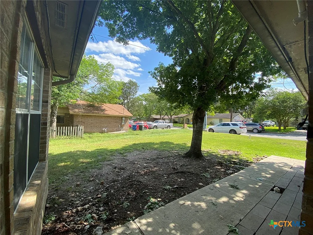 2 bed, 1.0 bath, 896 sqft, $1,275 — Photo 2