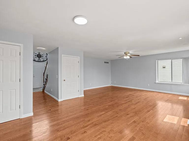 1254 Hartland St — Photo 9