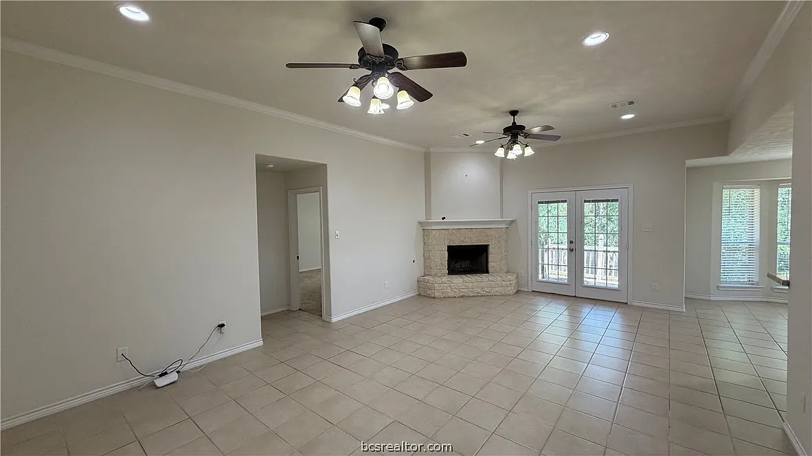 4 bed, 2.5 bath, 2255 sqft, $2,600 — Photo 4
