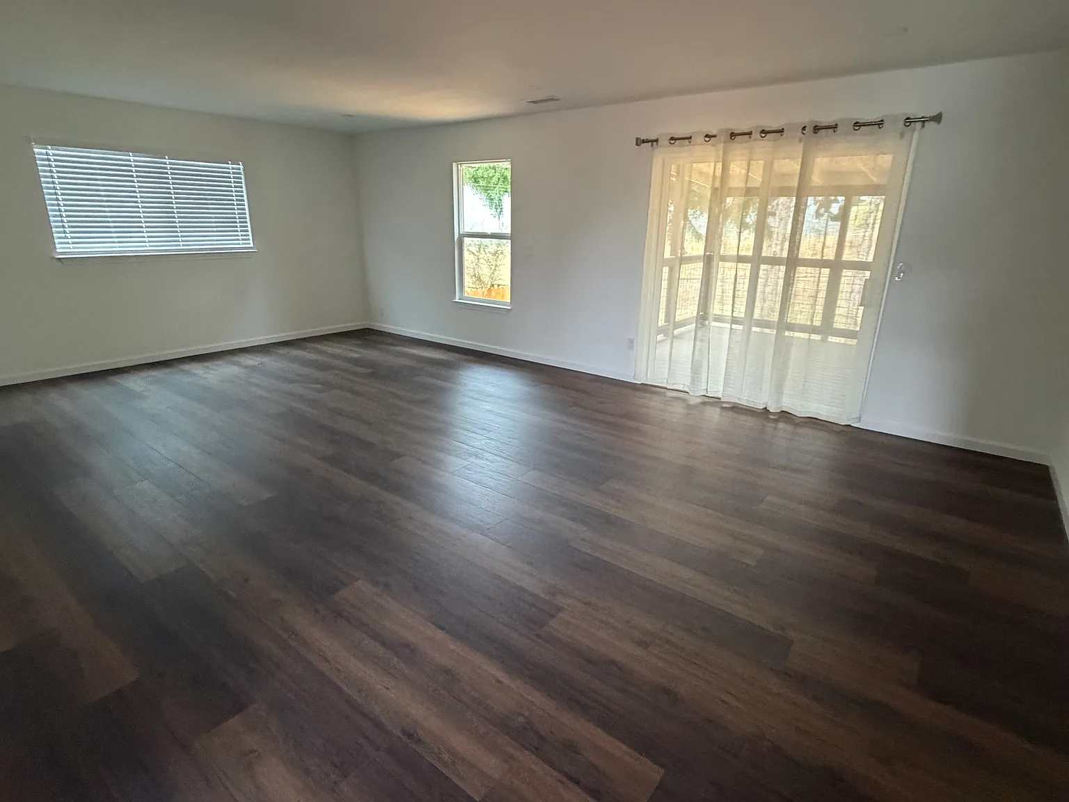 3 bed, 1350 sqft, $2,700 — Photo 2