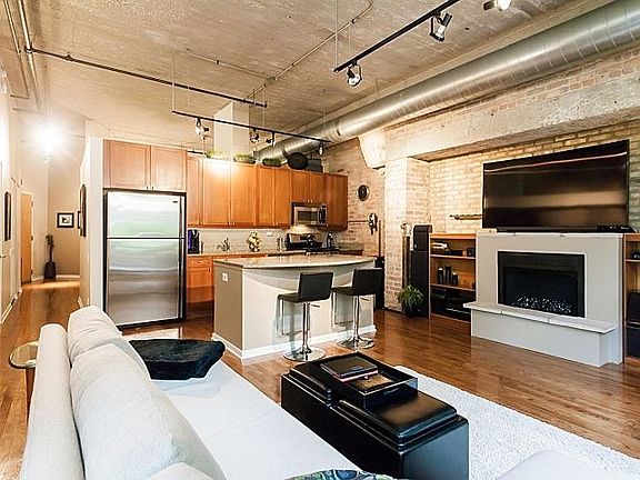 5th image of 900 N Kingsbury St APT 777