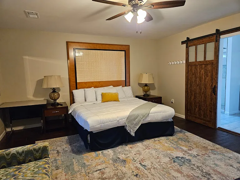 1801 Robin Hood Ln — Photo 32
