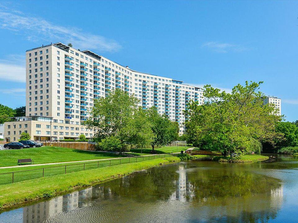 1st image of 10401 Grosvenor Pl APT 501