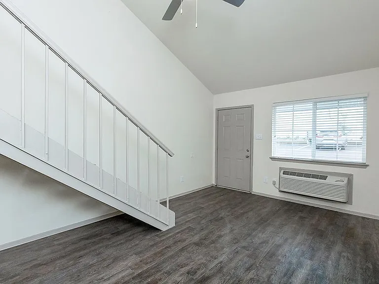 1306 N Main St — Photo 11