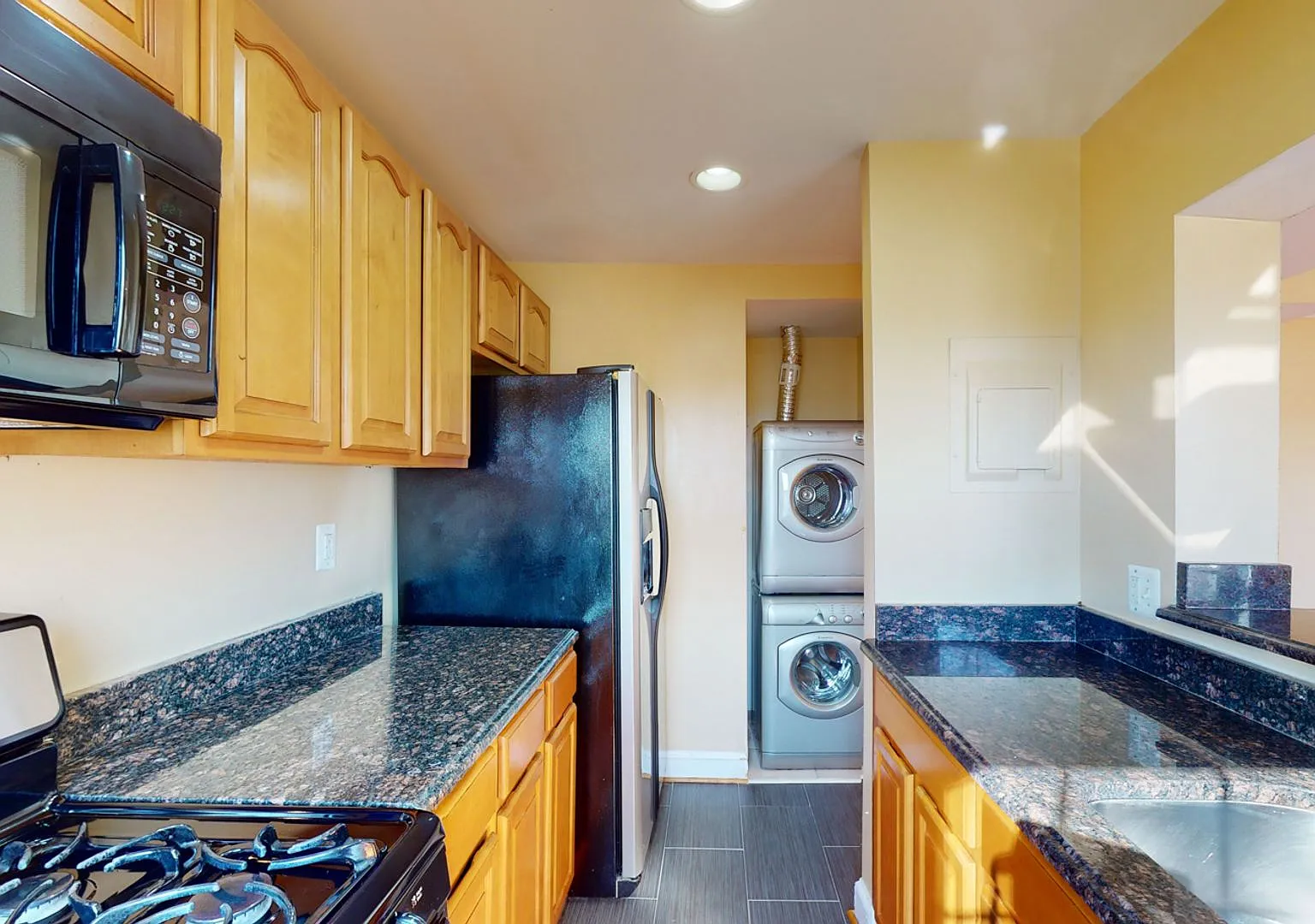 Modern South East Gem! Parking Included! — Photo 2