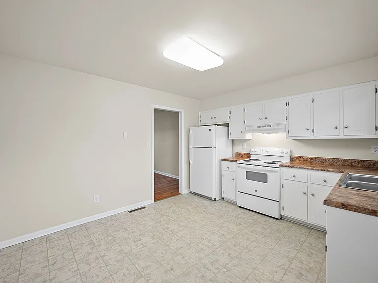 109 Holley St #B — Photo 8